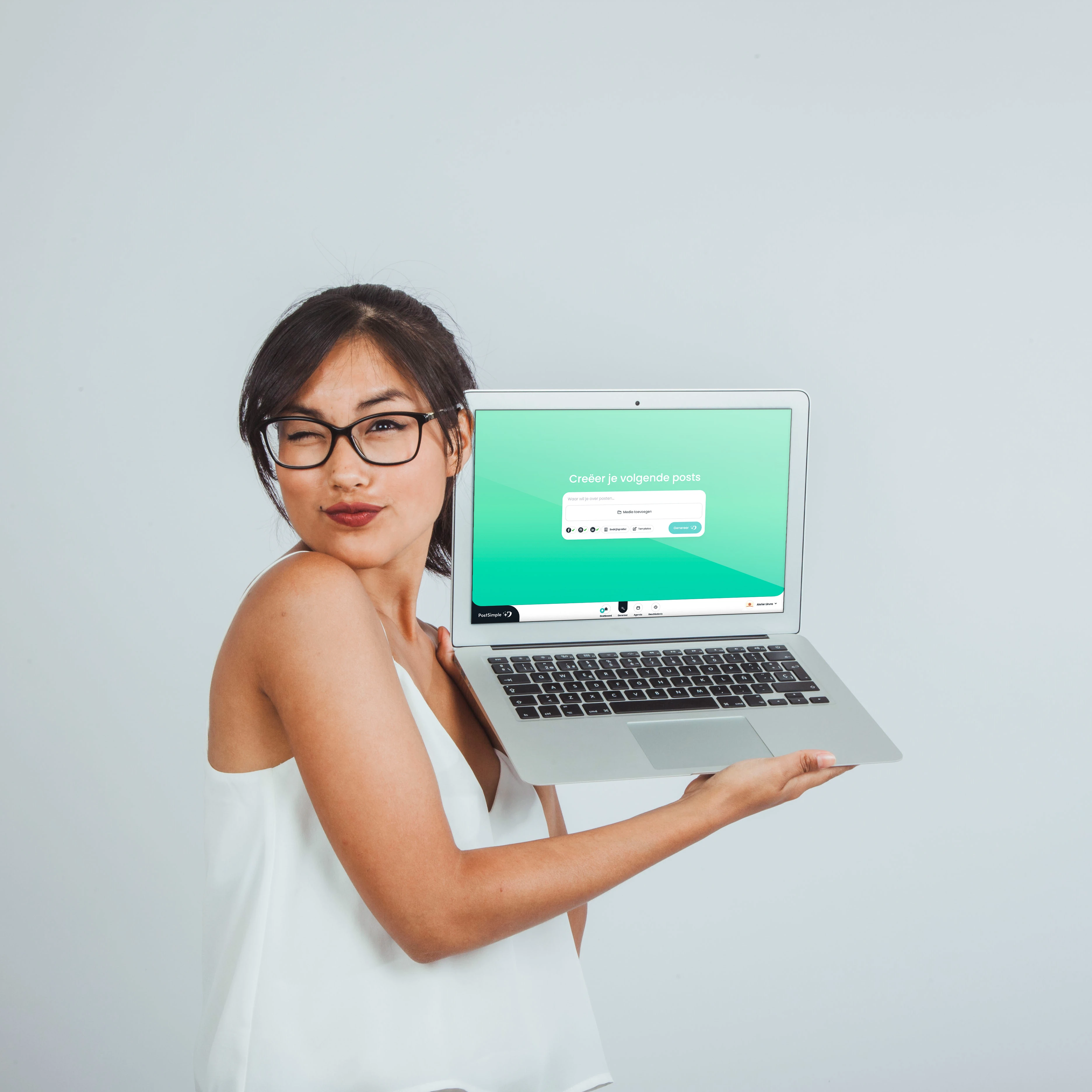 PostSimple vs een marketingbureau: wat kost minder?