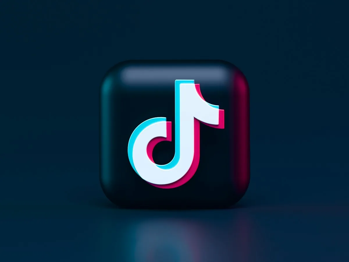 TikTok makes comments interactive: voice replies, polls and photo carousels for more engagement